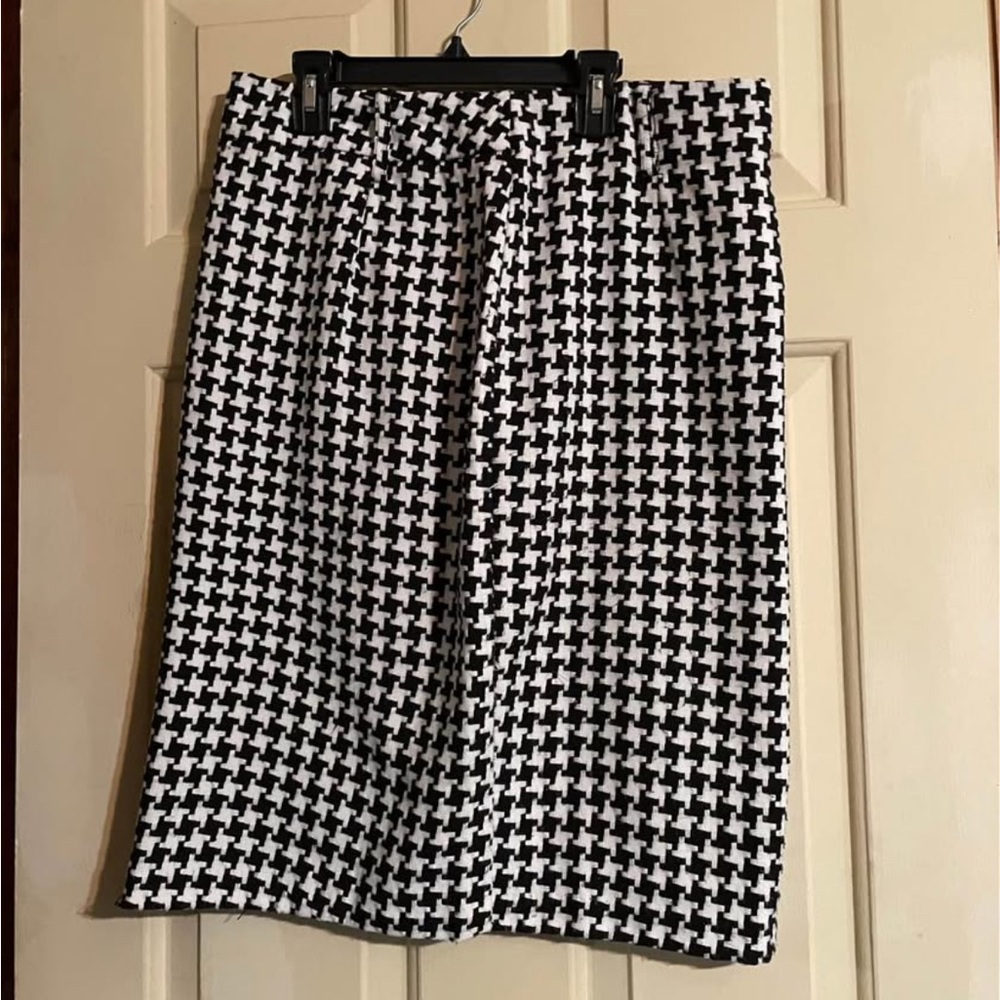 Chic Houndstooth Pencil Skirt in Black and White